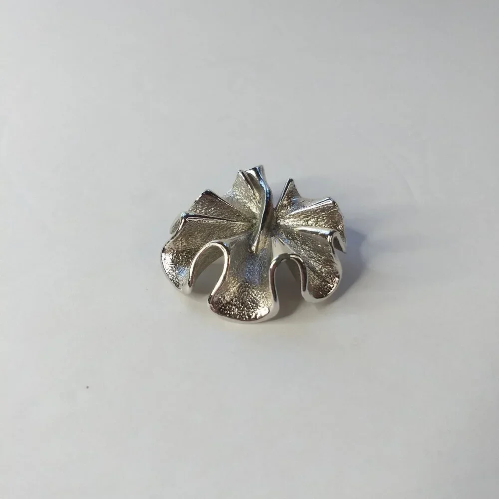 Sarah Coventry Silver Tone Rolling Leaf Pin Brooch Vintage Glam Nature